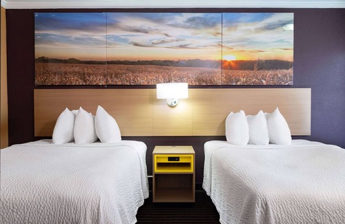 Anderson Hotel | Days Inn by Wyndham Anderson IN