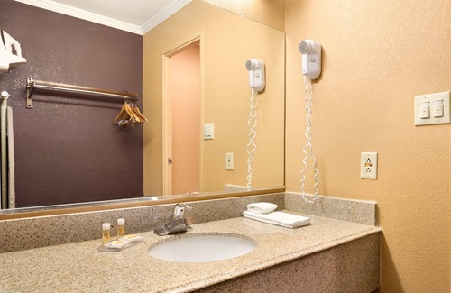 Anderson Hotel | Days Inn by Wyndham Anderson IN