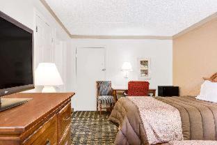 Birmingham Hotel | Days Inn by Wyndham Birmingham/West