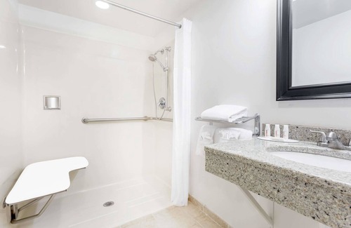 Cedar Falls Hotel | Days Inn by Wyndham Cedar Falls- University Plaza