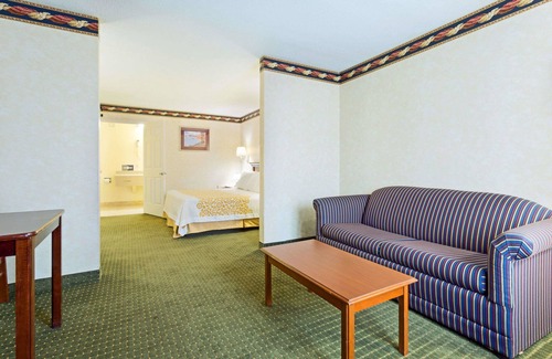 Clinton Hotel | Days Inn by Wyndham Clinton