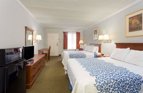 Clinton Hotel | Days Inn by Wyndham Clinton