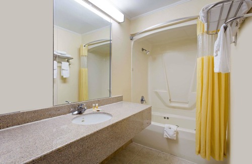 Clinton Hotel | Days Inn by Wyndham Clinton