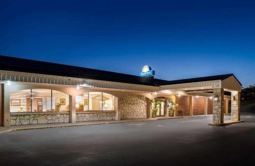 Dubuque Hotel | Days Inn by Wyndham Dubuque