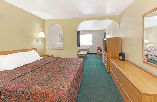 Espanola Hotel | Days Inn by Wyndham Espanola