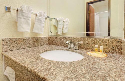 Espanola Hotel | Days Inn by Wyndham Espanola