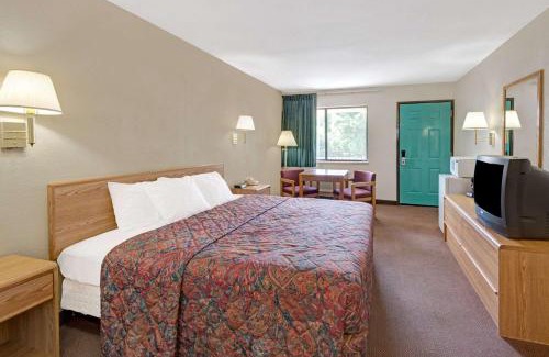 Espanola Hotel | Days Inn by Wyndham Espanola