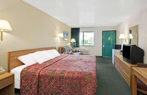 Espanola Hotel | Days Inn by Wyndham Espanola