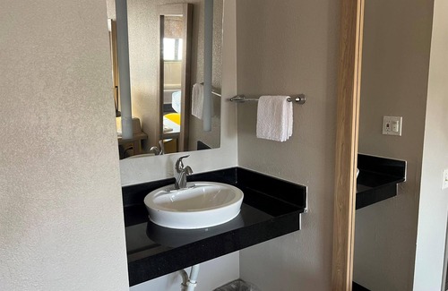 Randolph Hotel | Days Inn by Wyndham Kansas City Northeast