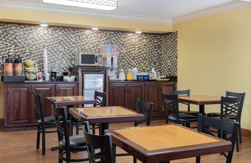 Macon Hotel | Days Inn by Wyndham Macon I-475