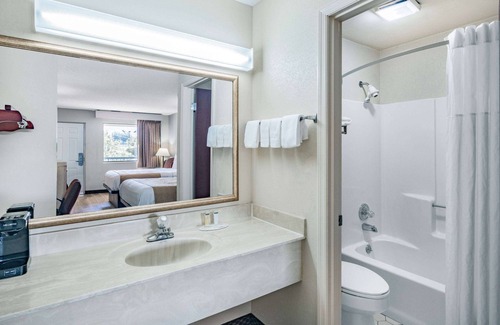 Macon Hotel | Days Inn by Wyndham Macon I-475