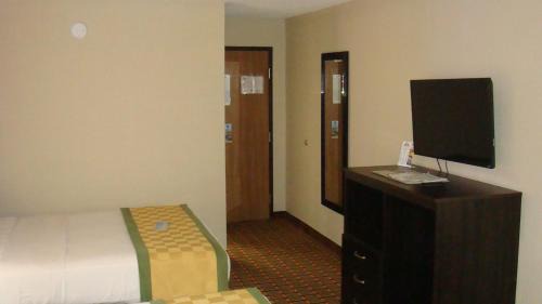 Muncie Hotel | Days Inn by Wyndham Muncie -Ball State University