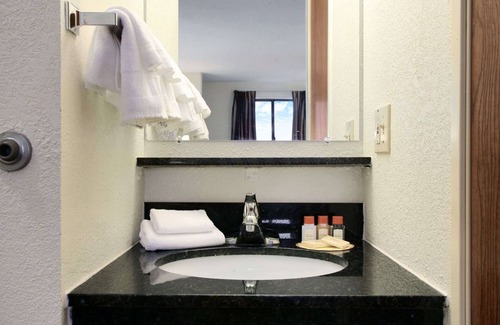 Oglesby Hotel | Days Inn by Wyndham Oglesby/Starved Rock