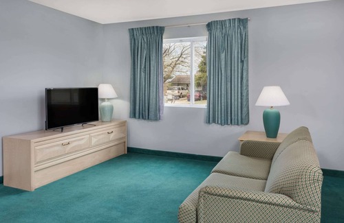 Osage Beach Hotel | Days Inn by Wyndham Osage Beach Lake of the Ozarks