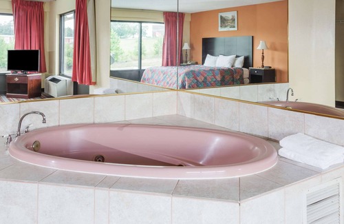 Sanford Hotel | Days Inn by Wyndham Sanford