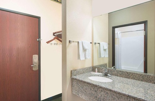 Sullivan Hotel | Days Inn by Wyndham Sullivan