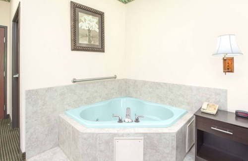 Sullivan Hotel | Days Inn by Wyndham Sullivan