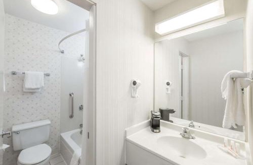 Clive Hotel | Days Inn by Wyndham West Des Moines - Clive