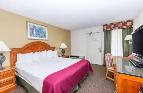 Clive Hotel | Days Inn by Wyndham West Des Moines - Clive