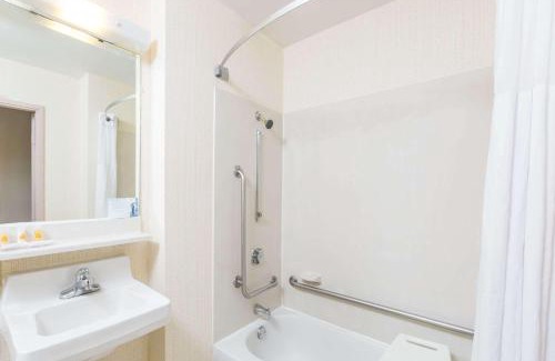 Clive Hotel | Days Inn by Wyndham West Des Moines - Clive