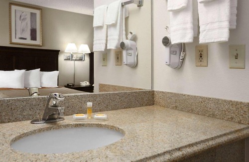 Sacramento Hotel | Days Inn & Suites by Wyndham Rancho Cordova