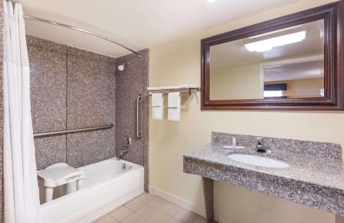 Warner Robins Hotel | Days Inn & Suites by Wyndham Warner Robins Near Robins AFB