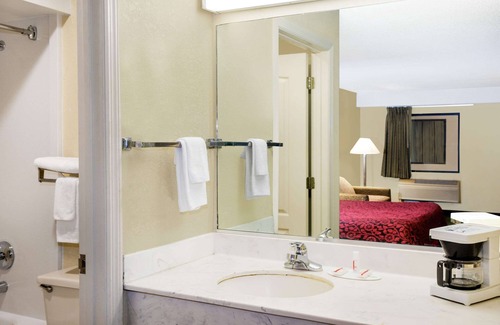 West Columbia Hotel | Days Inn & Suites by Wyndham Columbia Airport