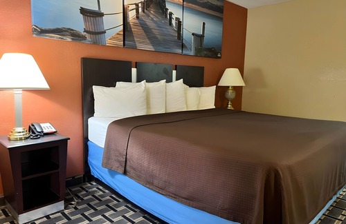 Pine Bluff Hotel | Days Inn & Suites by Wyndham Pine Bluff