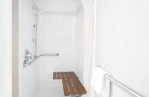 Pine Bluff Hotel | Days Inn & Suites by Wyndham Pine Bluff