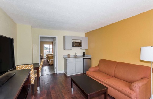 Bayonet Point Hotel | Days Inn & Suites by Wyndham Port Richey