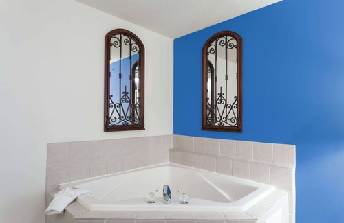 Cambridge Hotel | Days Inn & Suites by Wyndham Cambridge