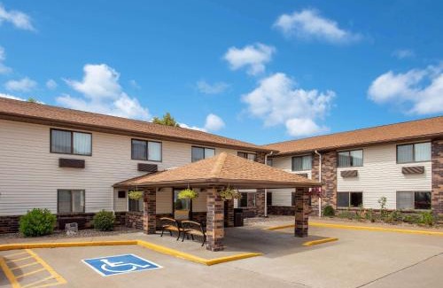 Davenport Hotel | Days Inn & Suites by Wyndham Davenport East