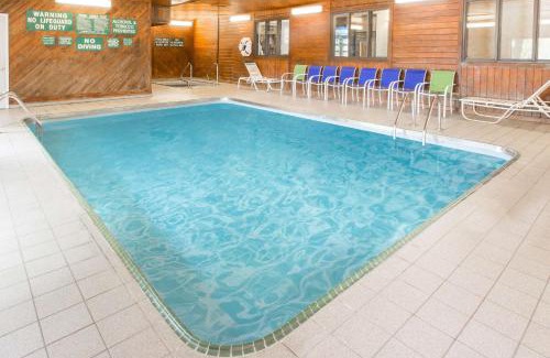 Davenport Hotel | Days Inn & Suites by Wyndham Davenport East