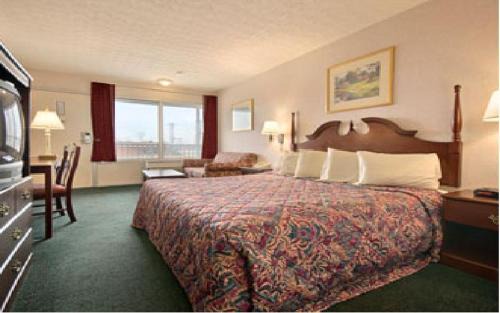 Murlin Heights Hotel | Days Inn & Suites by Wyndham Dayton North