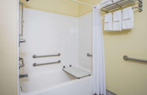 Grovetown Hotel | Days Inn & Suites by Wyndham Augusta Near Fort Eisenhower