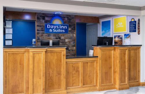 Commerce Hotel | Days Inn & Suites by Wyndham Commerce