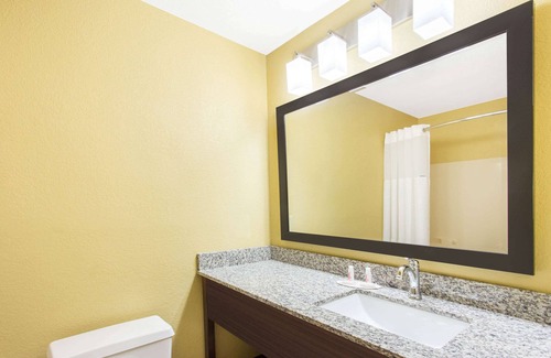 Davenport Hotel | Days Inn & Suites by Wyndham Davenport East