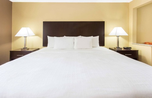 Davenport Hotel | Days Inn & Suites by Wyndham Davenport East