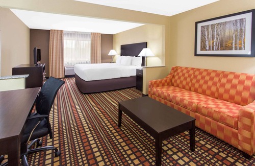 Davenport Hotel | Days Inn & Suites by Wyndham Davenport East