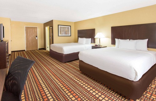 Davenport Hotel | Days Inn & Suites by Wyndham Davenport East