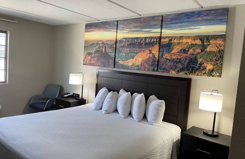 Bonanza Hotel | Days Inn & Suites by Wyndham Laredo