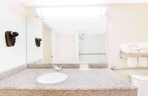 Bonanza Hotel | Days Inn & Suites by Wyndham Laredo