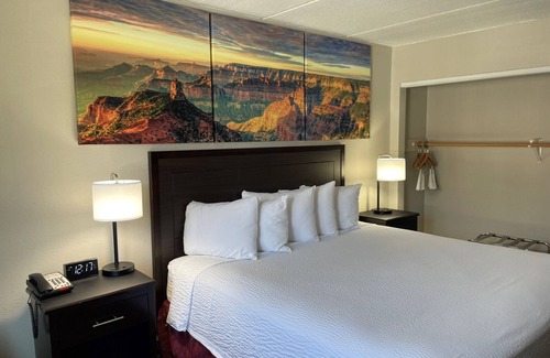 Bonanza Hotel | Days Inn & Suites by Wyndham Laredo