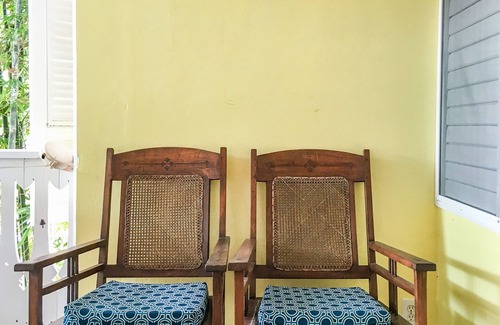 Downtown Condo | DAZZLING PLANTATION HOUSE SUITES STEPS FROM SEA. Family and pet friendly