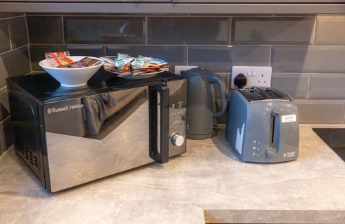 Kirkheaton Apartment | Dealhouse Large 2-Bedroom Apartment for 6 Guests