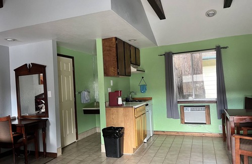 Redway Hotel | Dean Creek Resort