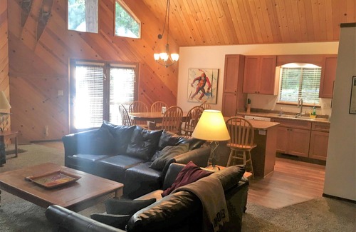 Arnold Cabin | Dean Way Chalet - Spacious & Family-Friendly in Blue Lake Springs