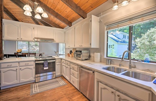 Apple Hill House | Deck & Grill: Camino Home in Wine Country!