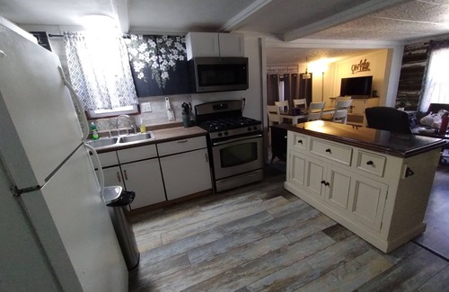 Camdenton House | DECK, Hiking, CAVES, kayak, Lake access, WiFi, Amphitheater, HAHA State Park