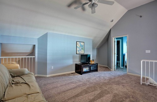 Kaiser Condo | Deck, Pool & Views: Lake of the Ozarks Condo